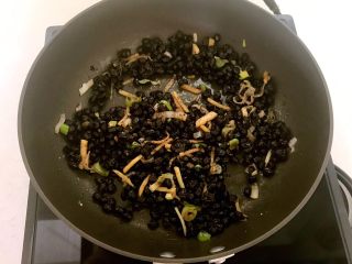 22、豉香蒸排骨,煸炒2分钟