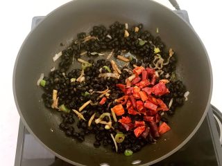 23、豉香蒸排骨,加入干红辣椒段