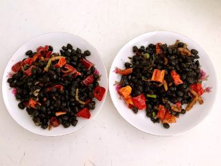 25、豉香蒸排骨,把豆豉盛出来分成两份