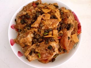 27、豉香蒸排骨,充分调匀后把排骨放到盘中