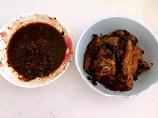 30、豉香蒸排骨,把排骨捡出来放入碗中，把汤汁里的姜丝，辣椒等捡出去