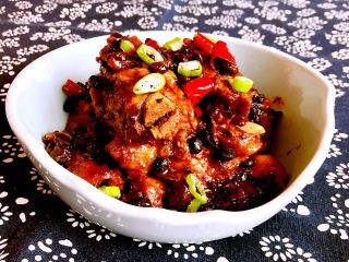 35、豉香蒸排骨,把料汁浇到排骨上，撒上葱花即可