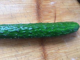 1、酸辣黄瓜条,黄瓜一根清洗干净