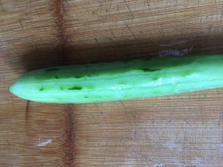 2、酸辣黄瓜条,黄瓜刨去皮