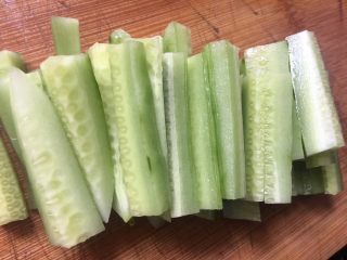 3、酸辣黄瓜条,黄瓜切条状