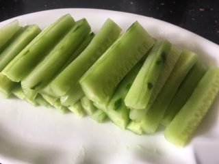 4、酸辣黄瓜条,黄瓜条摆放在盘子里