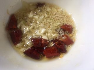 9、酸辣黄瓜条,热油浇入碗中爆香食材