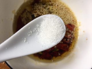 14、酸辣黄瓜条,加入适量的白糖