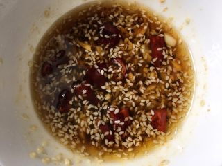 16、酸辣黄瓜条,搅拌均匀，调料碗就做好了