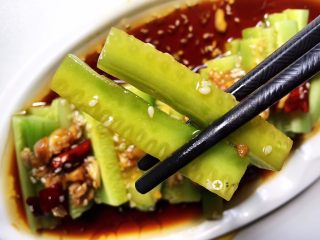 18、酸辣黄瓜条,酸辣可口，这个味儿就对了～～～