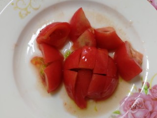 5、白玉菇鸡蛋汤,扒皮切块。