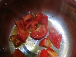 7、白玉菇鸡蛋汤,油热放入番茄翻炒，炒香。