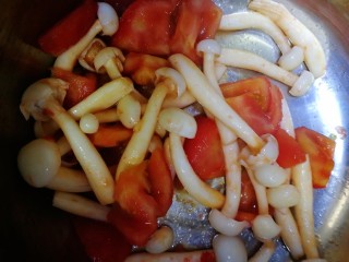 9、白玉菇鸡蛋汤,小火炒匀，番茄汁裹上白玉菇。