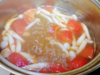 11、白玉菇鸡蛋汤,水开文火煮5分钟。