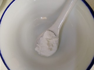 12、白玉菇鸡蛋汤,一小勺土豆淀粉。