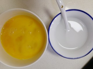 13、白玉菇鸡蛋汤,加适量清水稀释，两个鸡蛋打散。