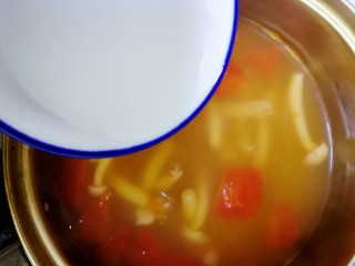 14、白玉菇鸡蛋汤,倒入水淀粉，文火煮开。