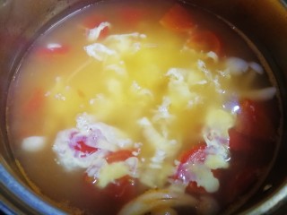 16、白玉菇鸡蛋汤,小火让蛋液凝固，蛋花慢慢飘起来。