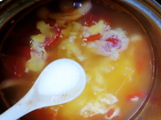 17、白玉菇鸡蛋汤,放一小勺盐调味。