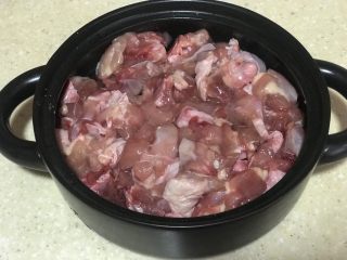 1、四川版????黄焖鸡,鸡腿洗净，切块，用盐、红薯粉马下，以便入味又嫩