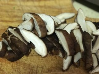 3、四川版????黄焖鸡,香茹切片（可用干香菇泡发切片）