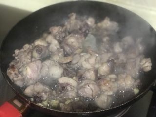 7、四川版????黄焖鸡,油适量入冰糖炒糖色后倒入鸡块，炸至微焦