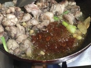 9、四川版????黄焖鸡,加入豆瓣酱炒香