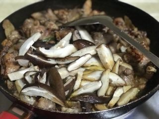 10、四川版????黄焖鸡,下鸡块炒均，加入香菇