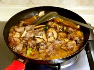 11、四川版????黄焖鸡,炒均，加少量水