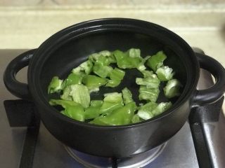 13、四川版????黄焖鸡,炒锅倒入青椒