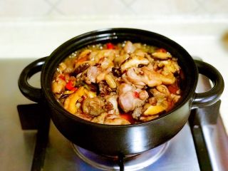 14、四川版????黄焖鸡,将炒好的鸡倒入砂锅