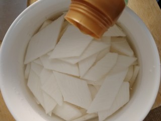 5、小炒山药,泡入清水里，加几滴白醋，防止氧化变色，炒的时候也不易黏锅。