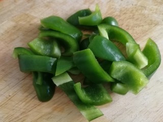 6、小炒山药,半个青椒切块儿。