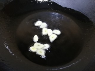 8、小炒山药,热锅凉油，油微热放入蒜片，文火炒香。