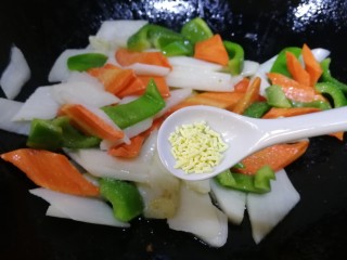 14、小炒山药,加半小勺鸡精，提鲜增香，文火炒匀。