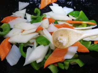 15、小炒山药,最后加少许五香粉增香，文火炒匀。