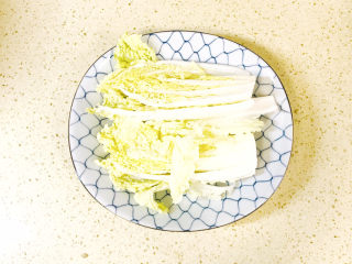 2、虾仁娃娃菜,娃娃菜洗净,一切四份