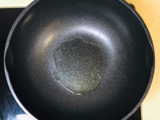 4、虾仁娃娃菜,不粘锅烧热,加油继续烧热