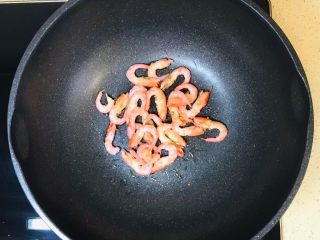 5、虾仁娃娃菜,投入虾仁翻炒