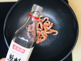 6、虾仁娃娃菜,淋入料酒去腥