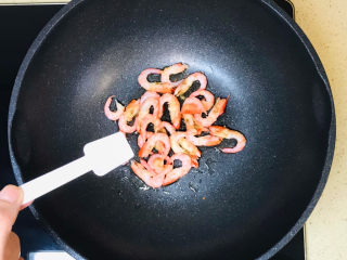 7、虾仁娃娃菜,加盐调味