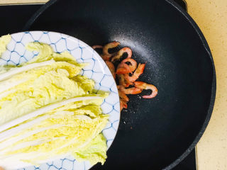 8、虾仁娃娃菜,投入娃娃菜