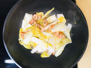 10、虾仁娃娃菜,翻炒至娃娃菜恹恹出水