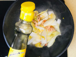 11、虾仁娃娃菜,淋入香油提香,翻炒均匀就可以关火起锅了