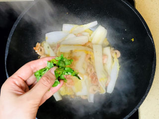 12、虾仁娃娃菜,起锅前撒上少许香菜