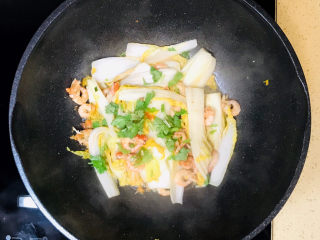 13、虾仁娃娃菜,翻拌均匀即可