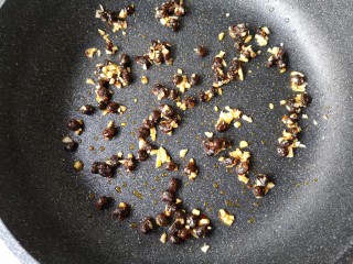 9、回锅藕片,小火将蒜、豆豉炒香。