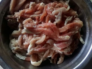 1、传统鱼香肉丝,猪里脊切丝。