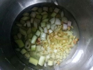 2、传统鱼香肉丝,葱姜切粒,泡水。