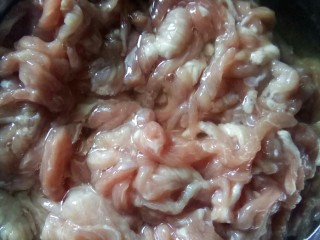 3、传统鱼香肉丝,分三次将葱姜水打入肉丝中。